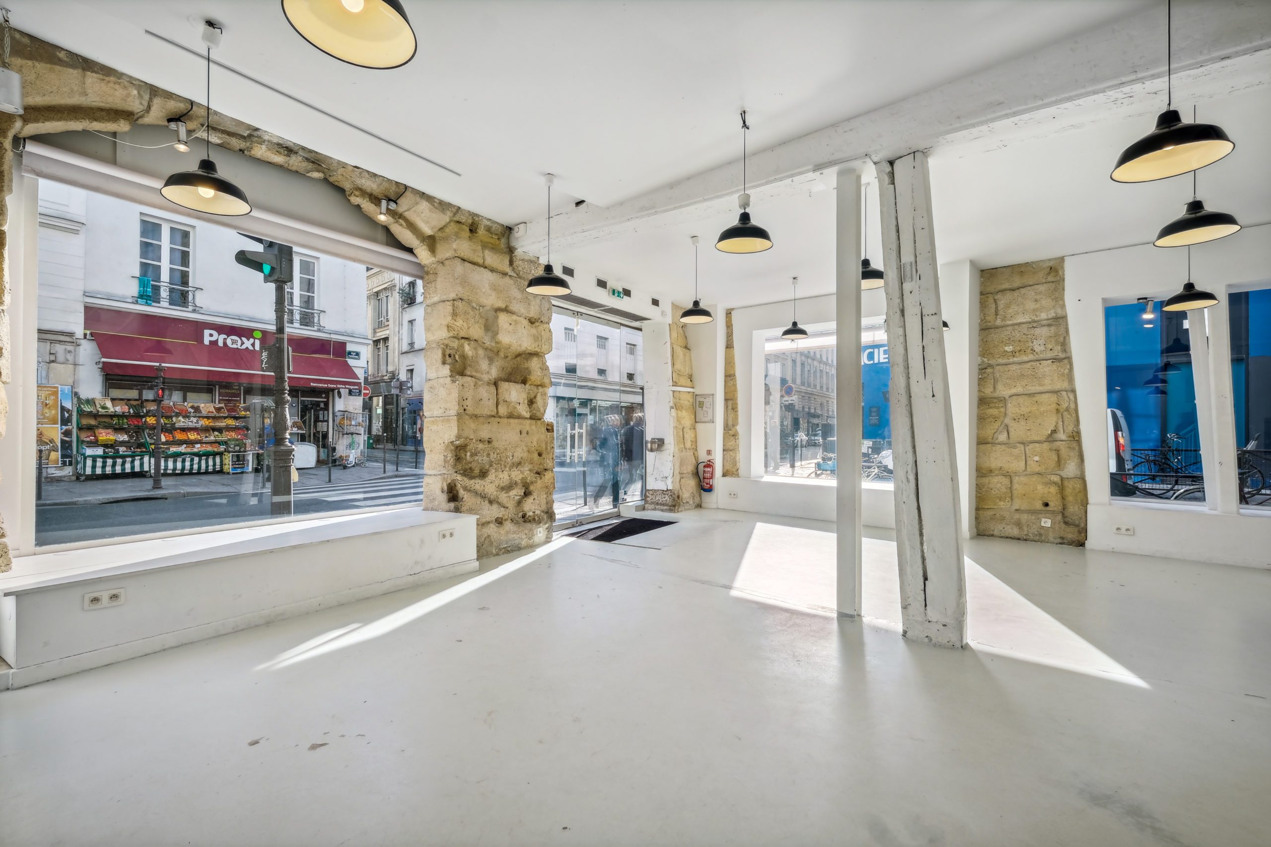 121 m² light-filled gallery showroom on Rue de Turenne in the Marais, Paris