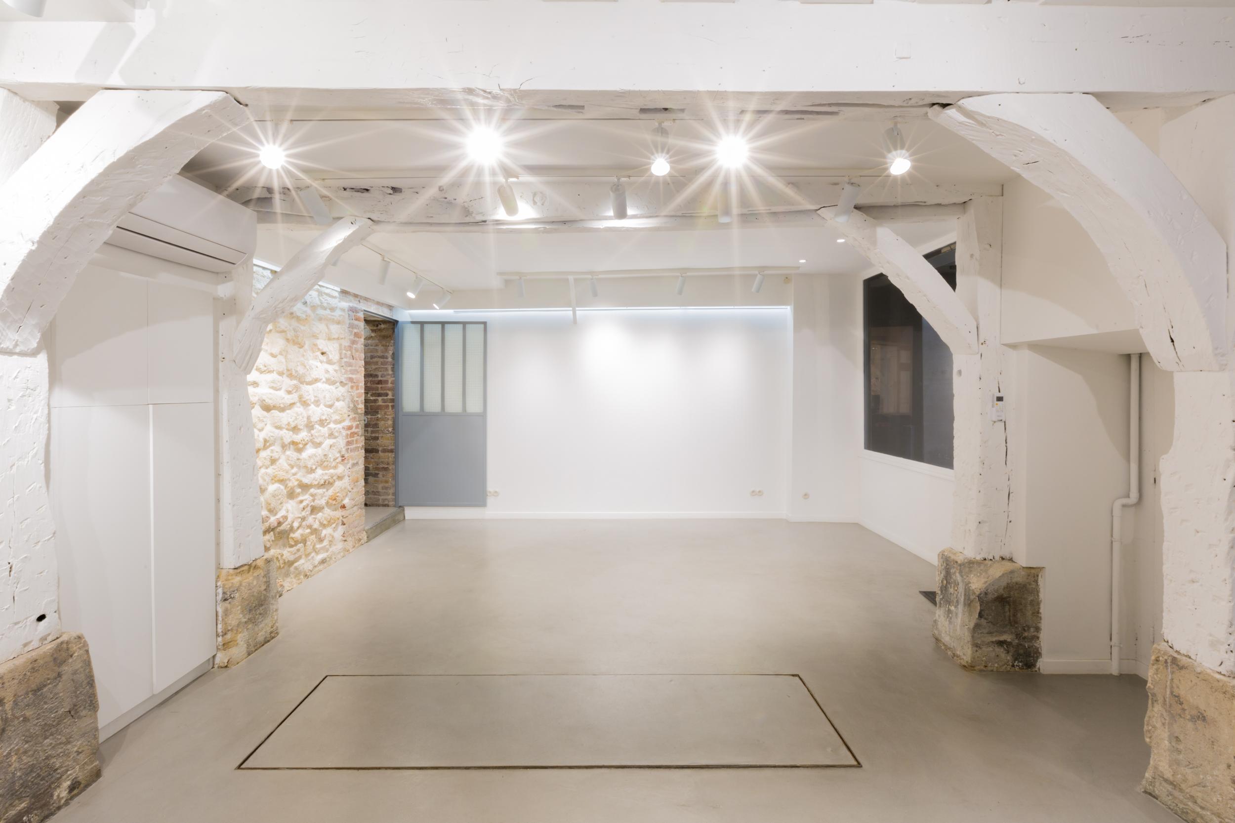 55 m² intimate white showroom on Rue de la Corderie in the Haut Marais, Paris