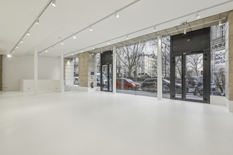 300 m² showroom near the Louvre with open gallery-style interior in Paris