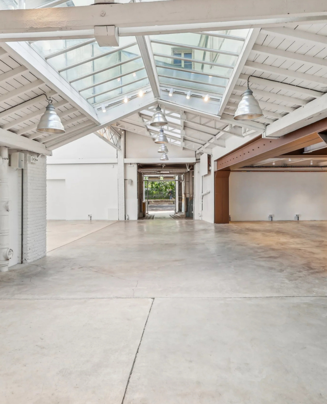 paris-republique-industrial-warehouse-venue-concrete-floor