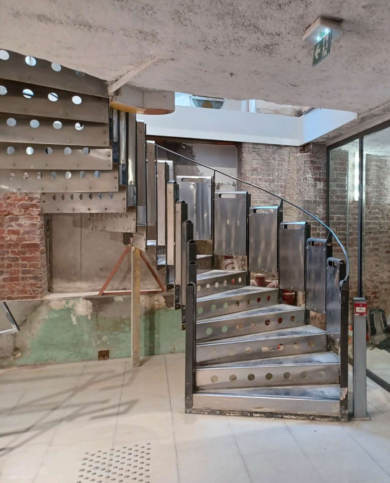 paris-showroom-white-space-spiral-staircase
