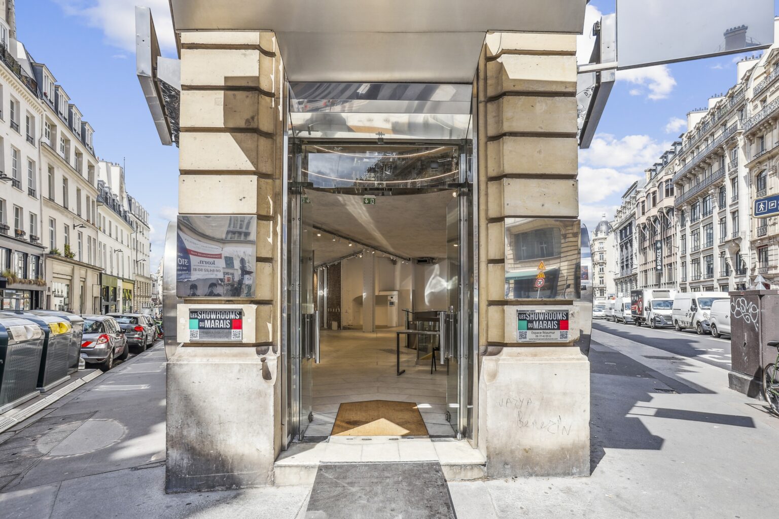 Main entrance of Espace Réaumur with glass doors and street-level access