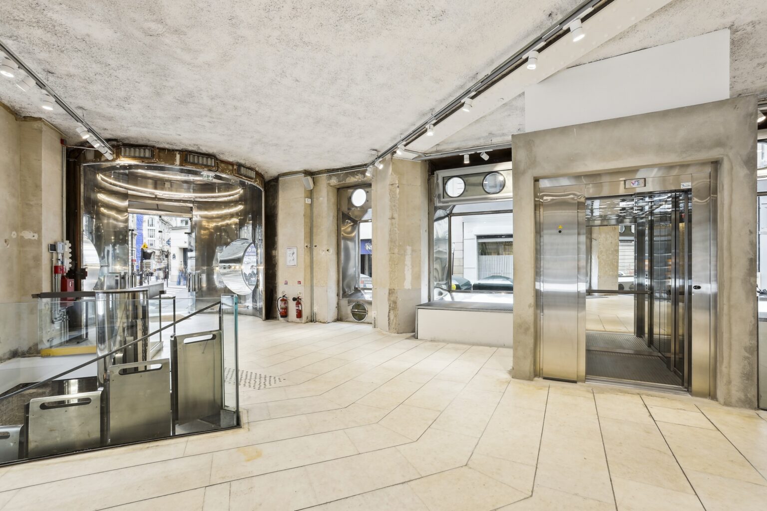 Wide view of Espace Réaumur ground floor with open plan and elevator access