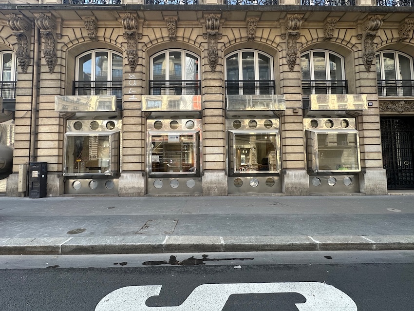 Front facade of Espace Réaumur with multiple street-facing windows