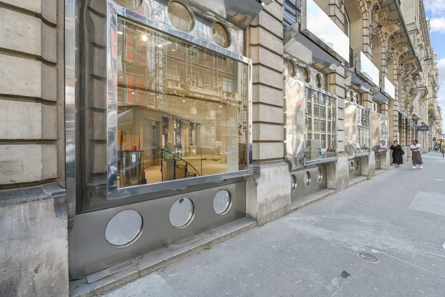Perspective view along Espace Réaumur facade showing continuous street frontage