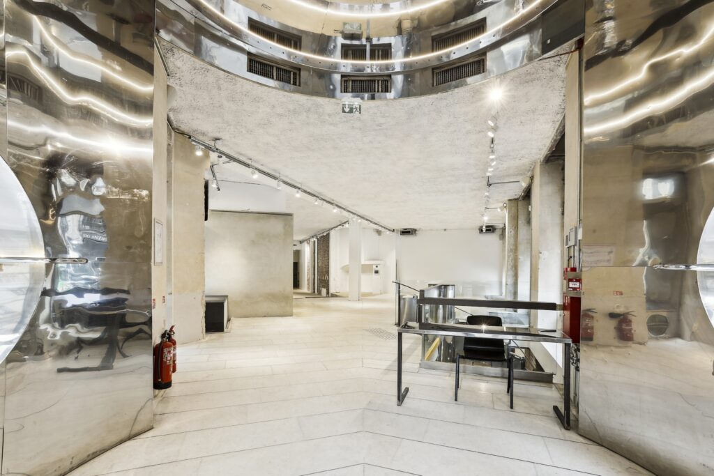 Wide interior view of Espace Réaumur showing open floor and entrance portal