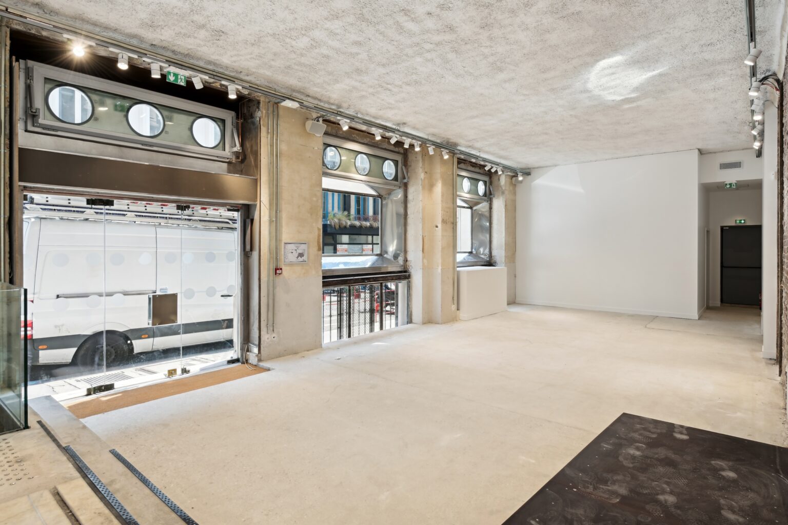 Wide interior view at Espace Reaumur showing the venue’s scale from rear area toward the frontage windows