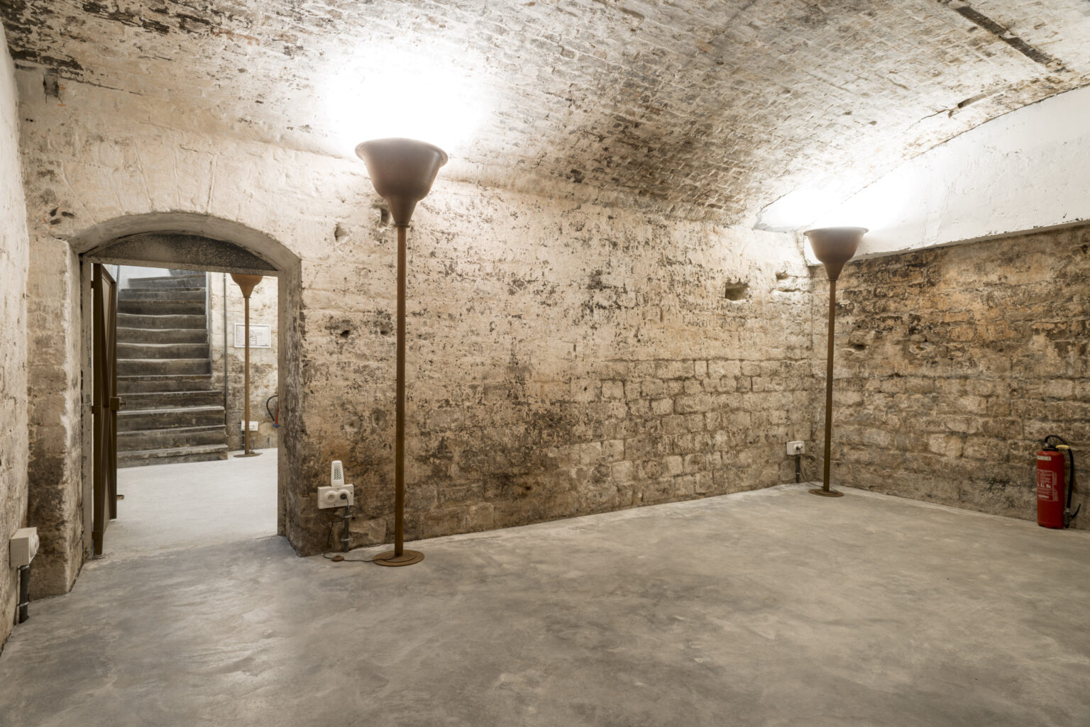 Arched basement showroom République Valmy