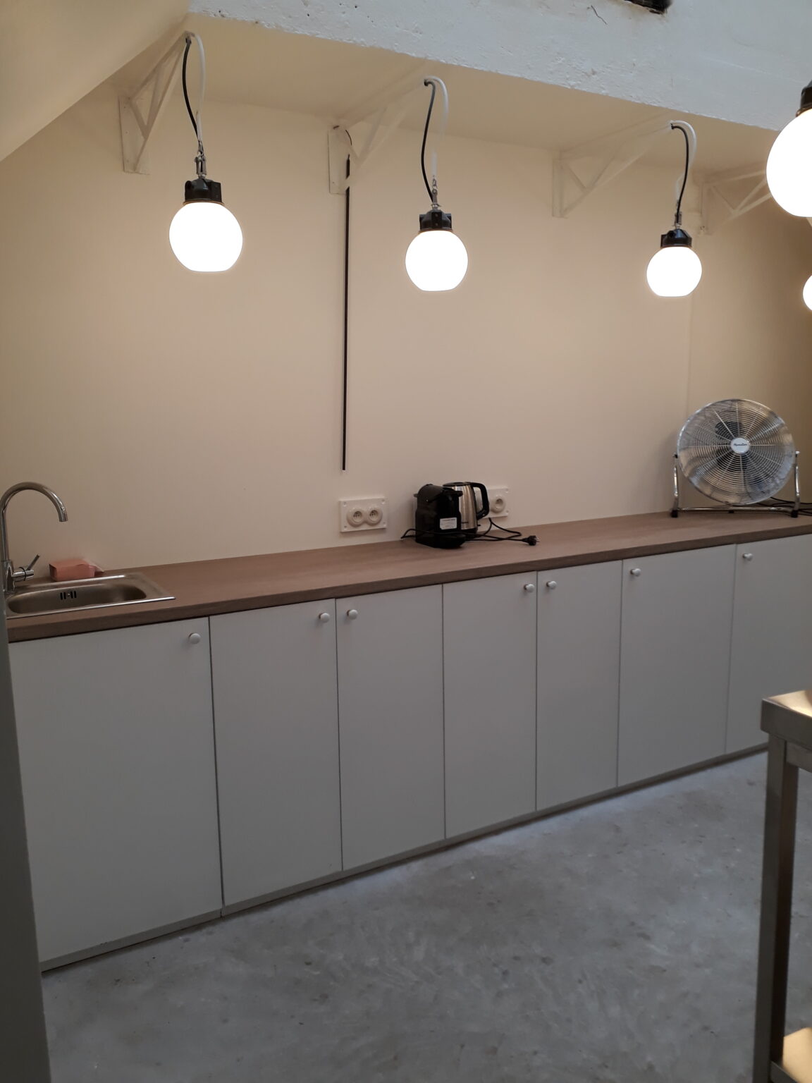 Kitchenette backstage République Valmy showroom Pari