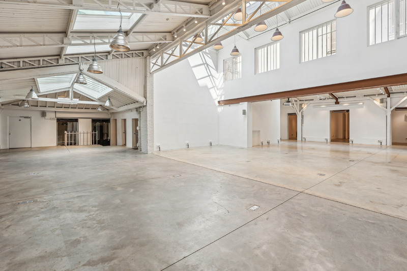 Skylight axis and open presentation floor at Showroom République-Valmy