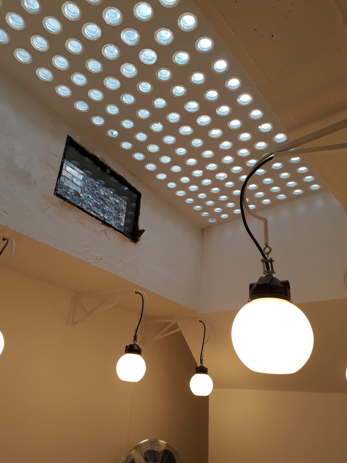 Circular skylight ceiling République Valmy showroom