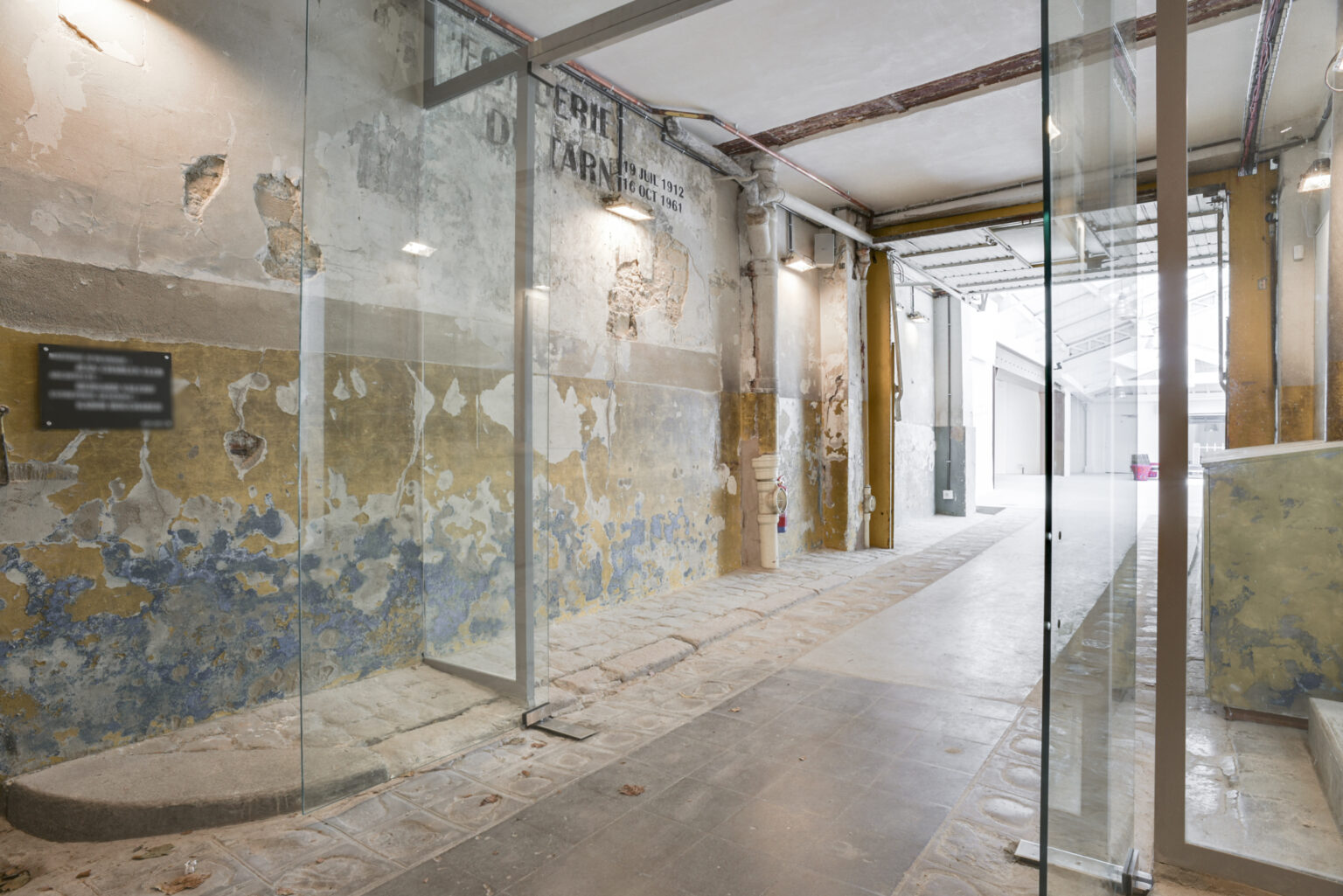 Industrial corridor access République Valmy showroom