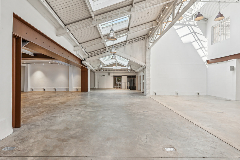 Large industrial hall at Showroom République-Valmy in Paris