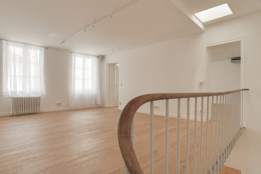 Upper showroom daylight space République Valmy