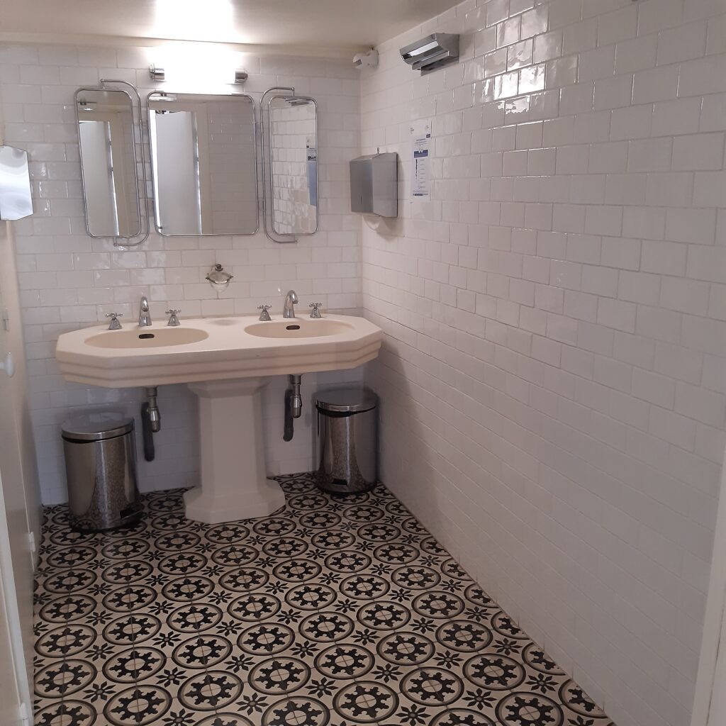 Restroom facilities République Valmy showroom Paris