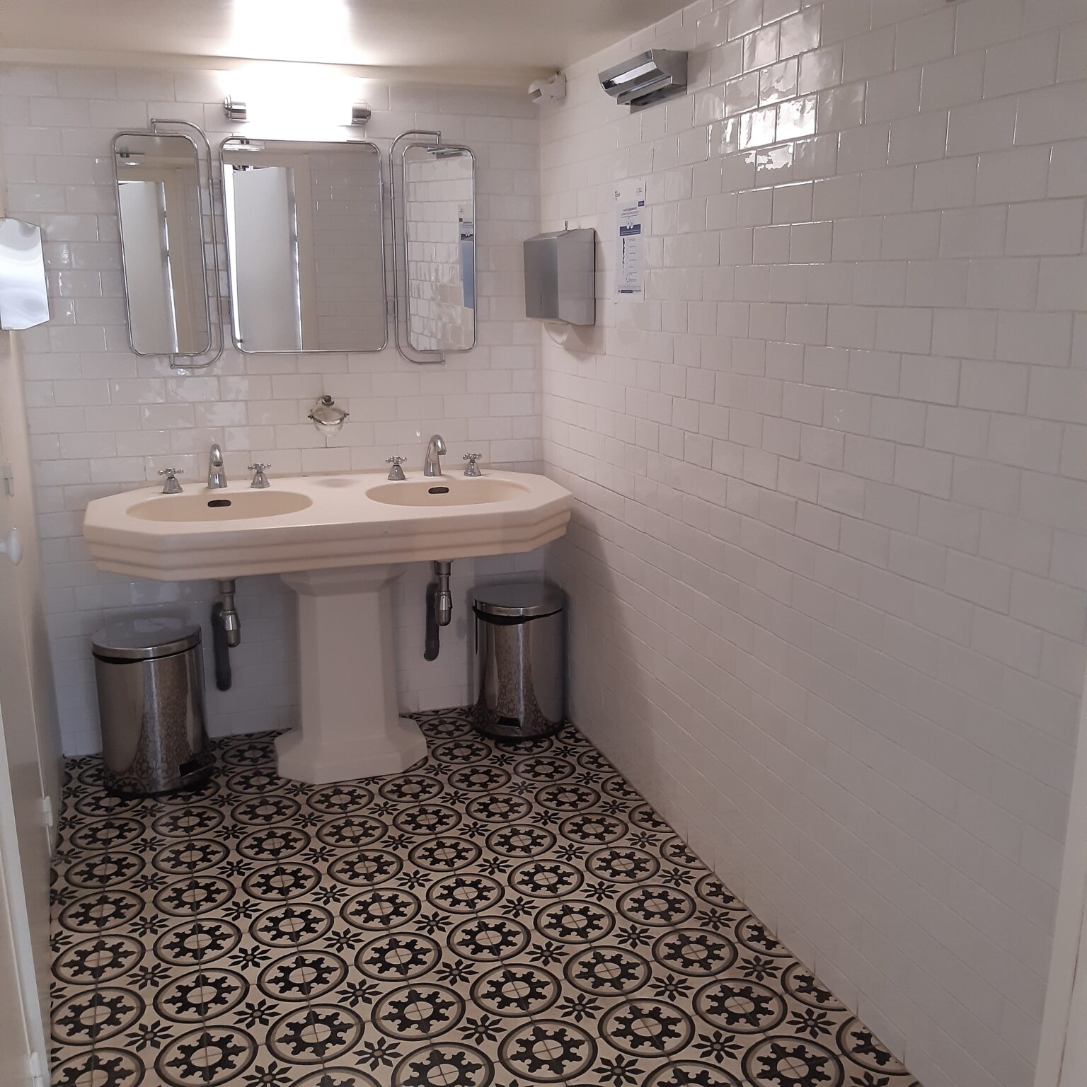 Restroom facilities République Valmy showroom Paris