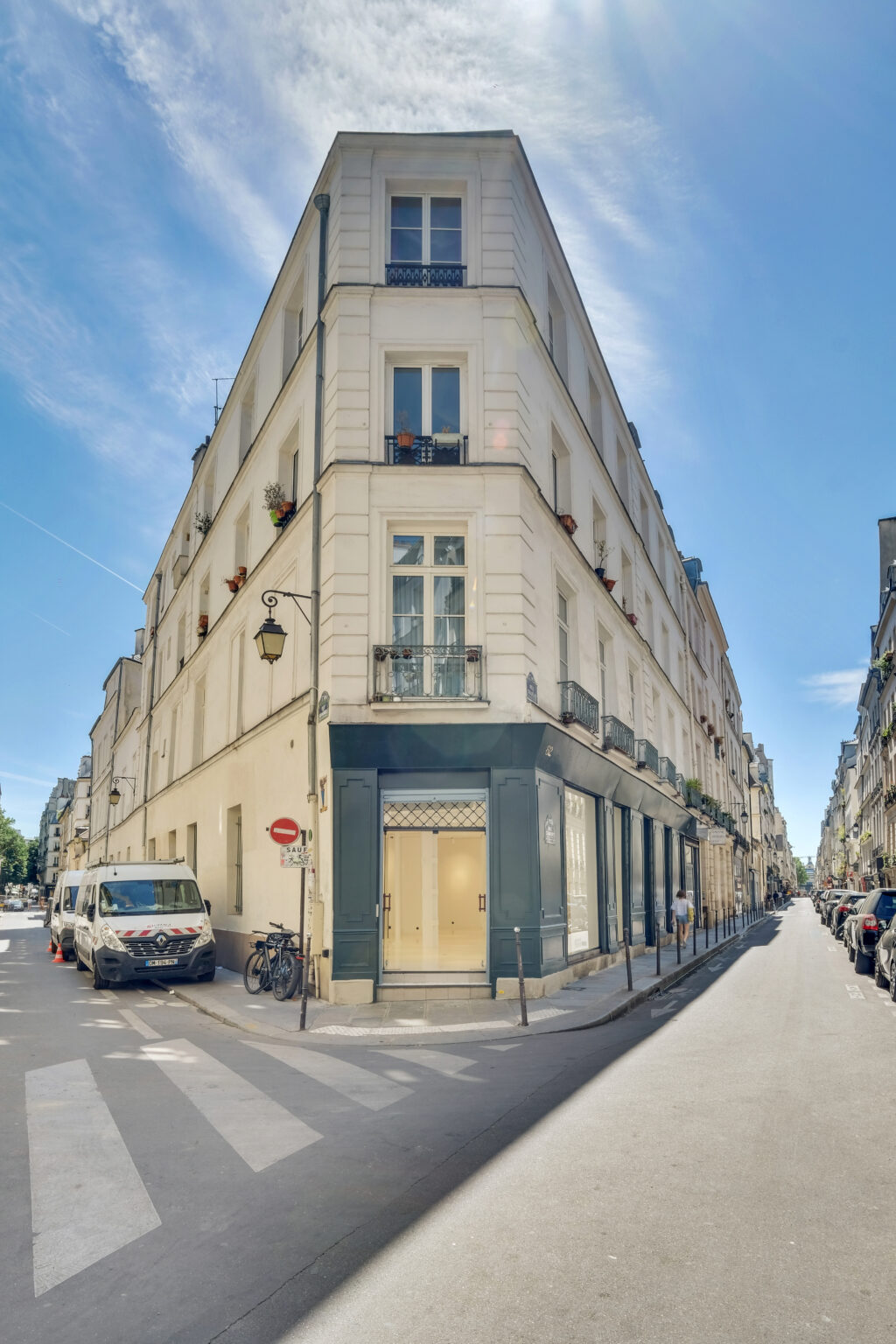 Building corner at 62 Rue Charlot with showroom entrance, Paris