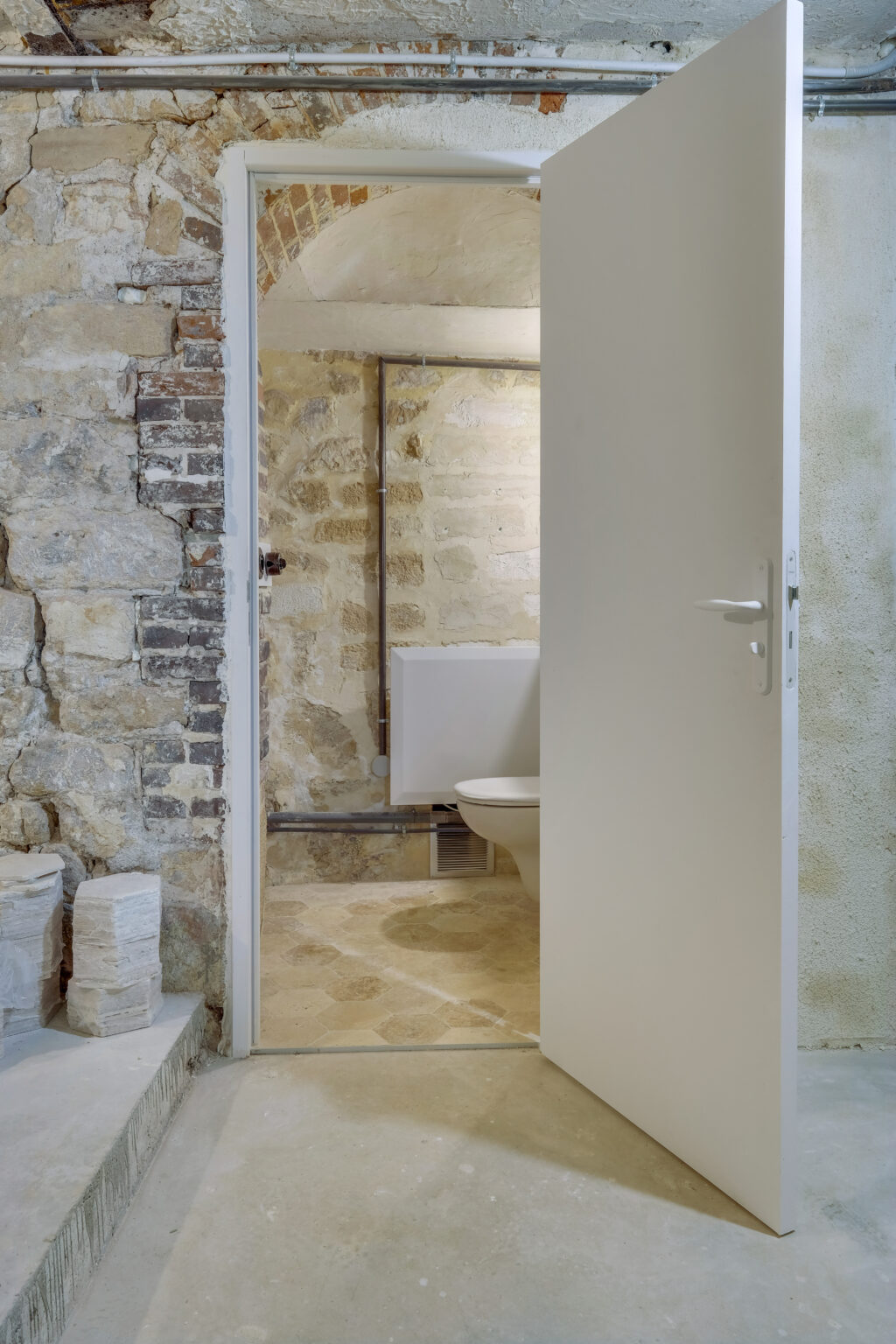 Restroom area in the basement level at 62 Rue Charlot showroom