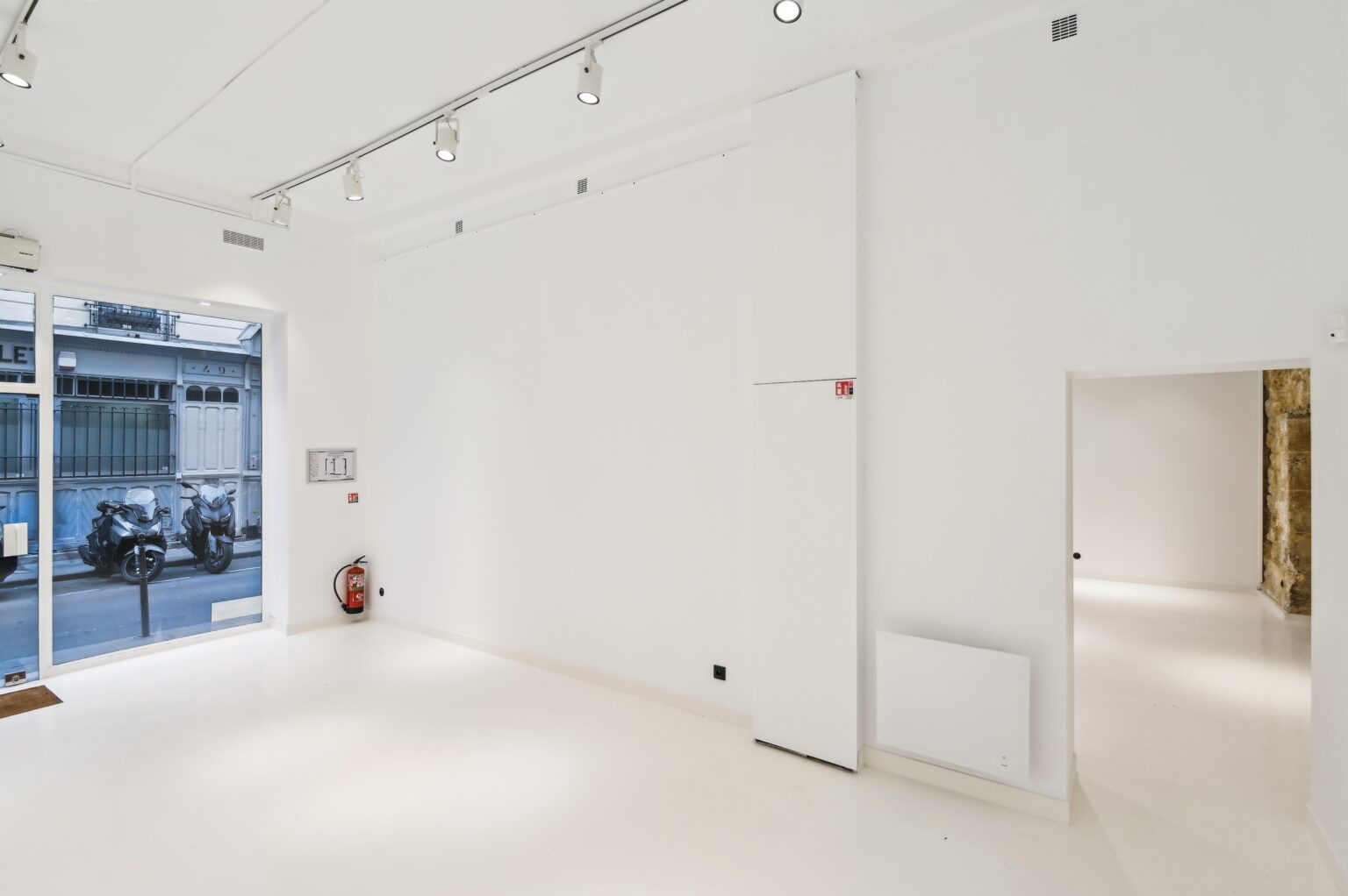 Connection between front showroom and rear gallery room