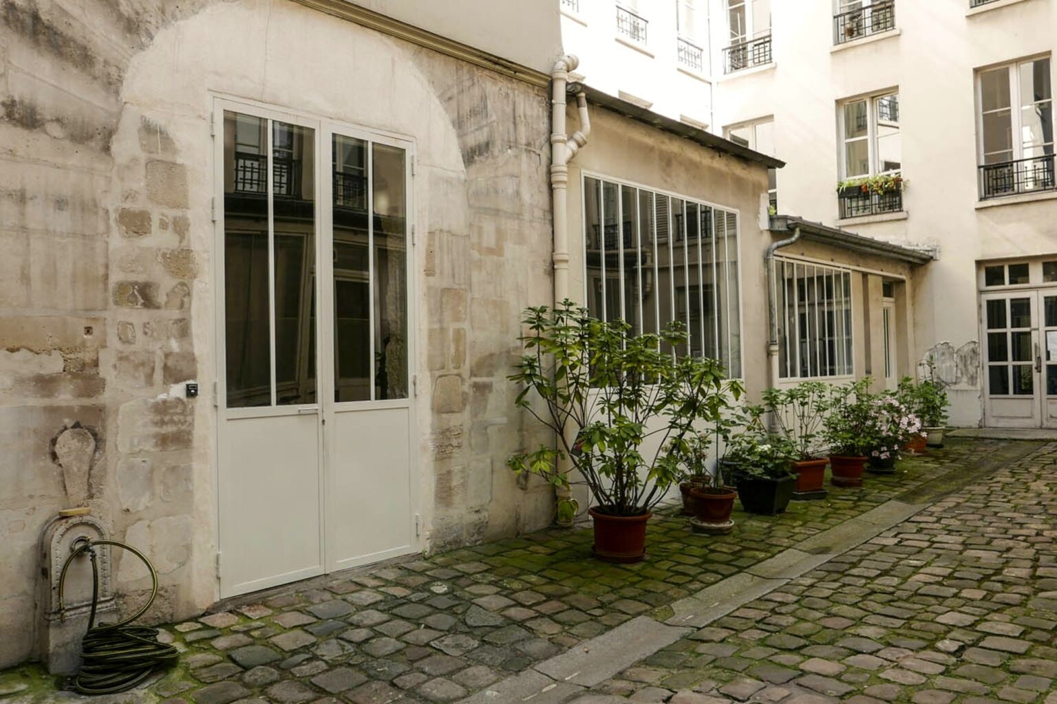 Stone facade courtyard showroom space Haut Marais Paris