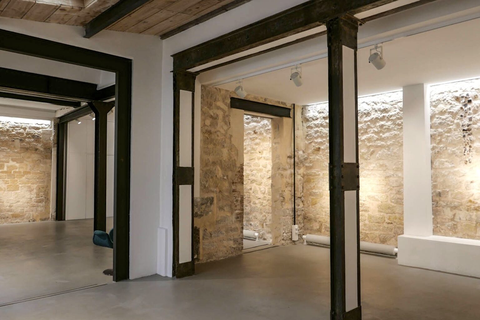 Linear enfilade fashion showroom layout Paris