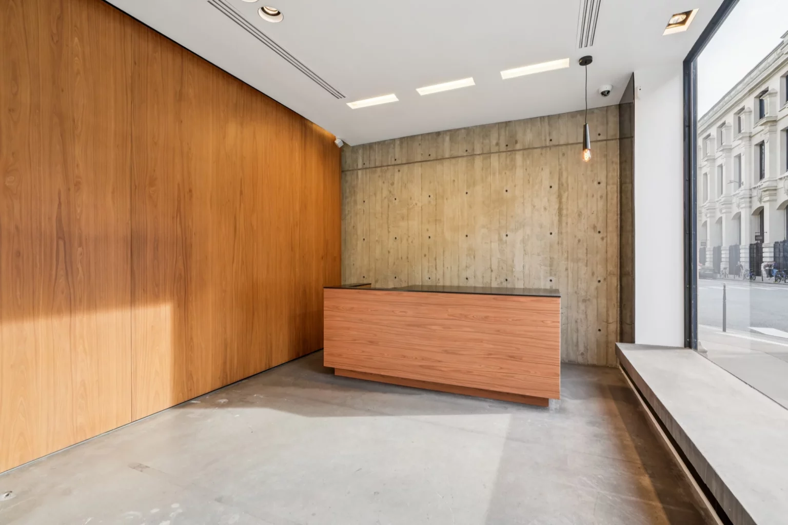 boutique-46-rue-etienne-marcel-paris-2-04-curved-wood-counter