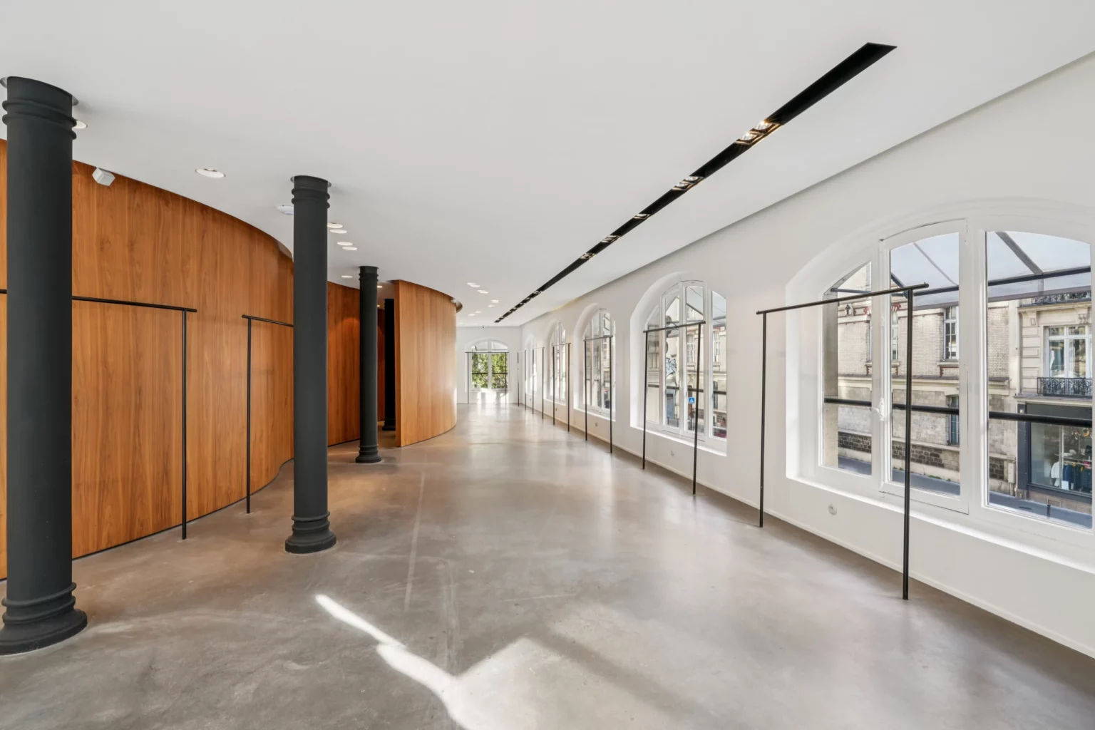 boutique-46-rue-etienne-marcel-paris-2-08-gallery-along-windows