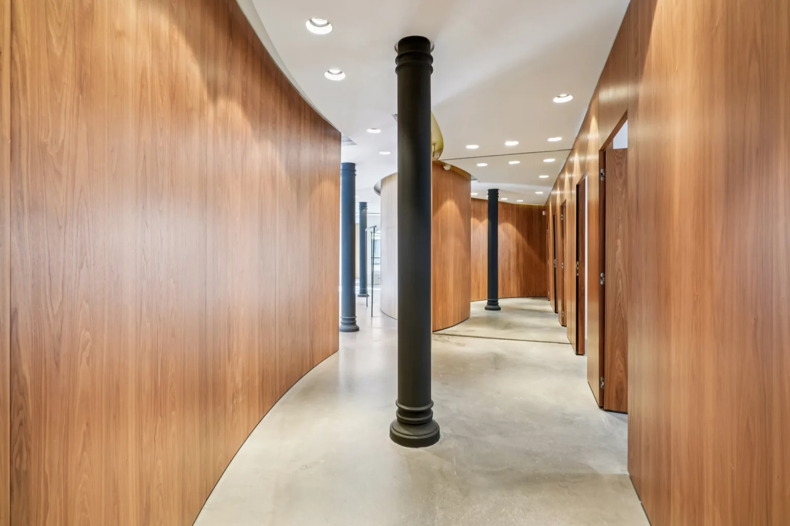 boutique-46-rue-etienne-marcel-paris-2-09-wood-corridor-column