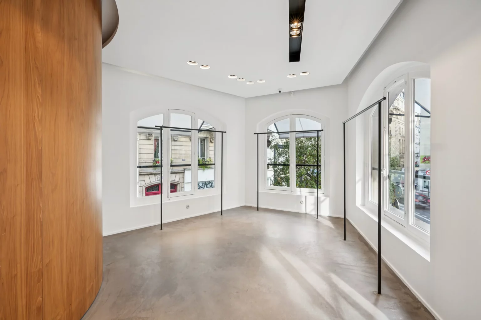 boutique-46-rue-etienne-marcel-paris-2-11-corner-room-arched-windows