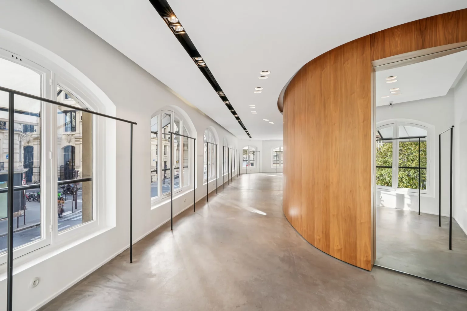 boutique-46-rue-etienne-marcel-paris-2-12-curved-wood-wall-gallery