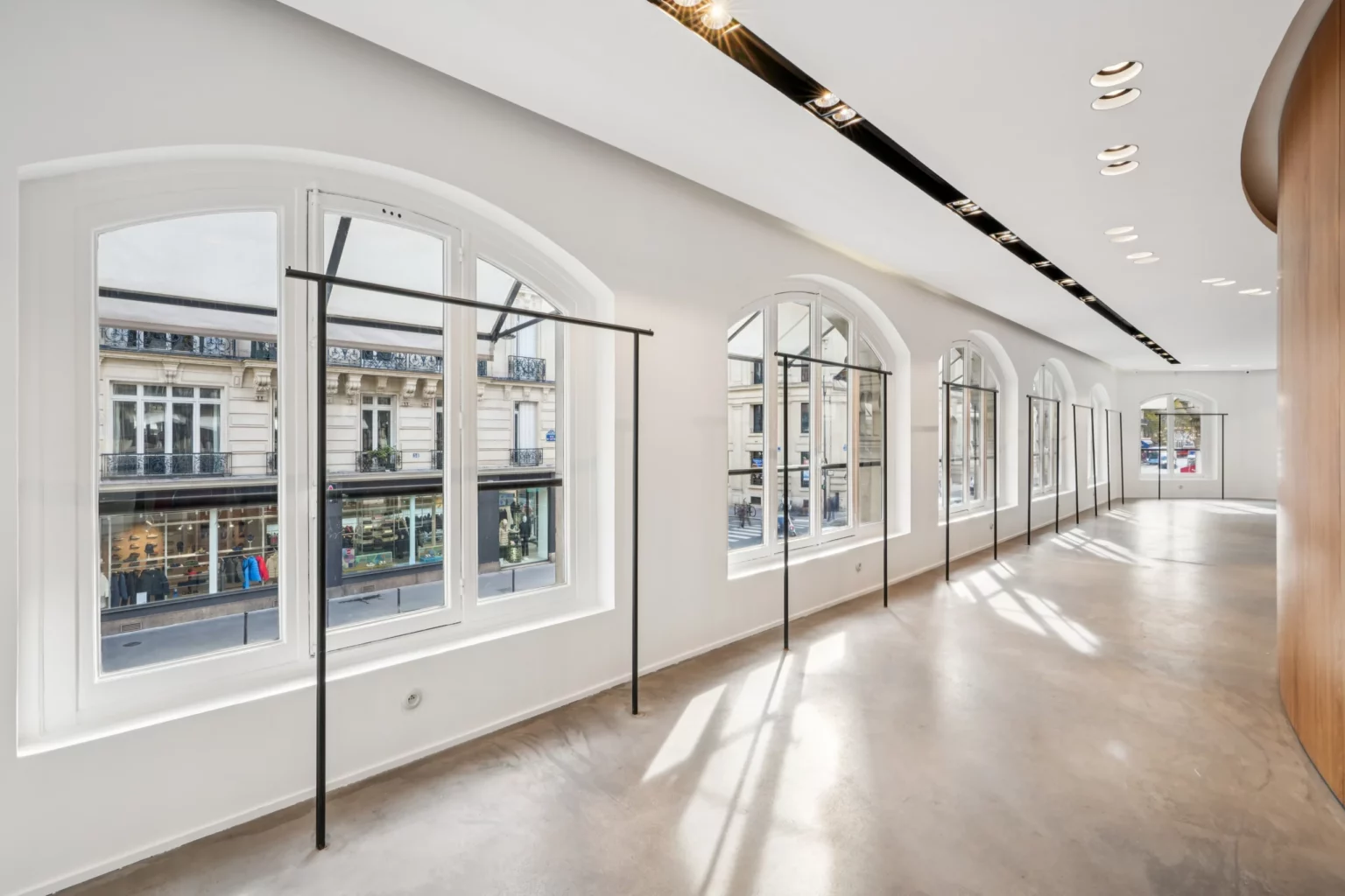 boutique-46-rue-etienne-marcel-paris-2-13-hanging-rails-arched-windows