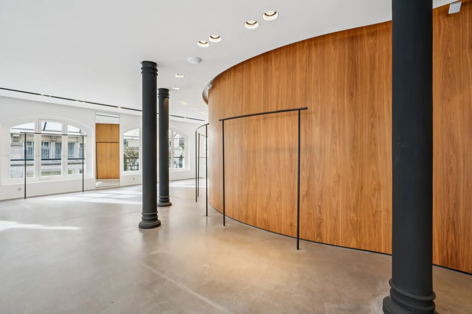 boutique-46-rue-etienne-marcel-paris-2-14-black-column-and-wood-pod