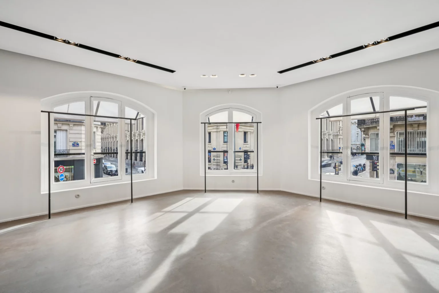 boutique-46-rue-etienne-marcel-paris-2-15-front-room-three-windows