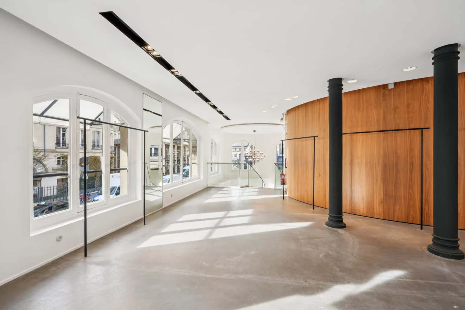 boutique-46-rue-etienne-marcel-paris-2-16-main-plate-windows-and-wood