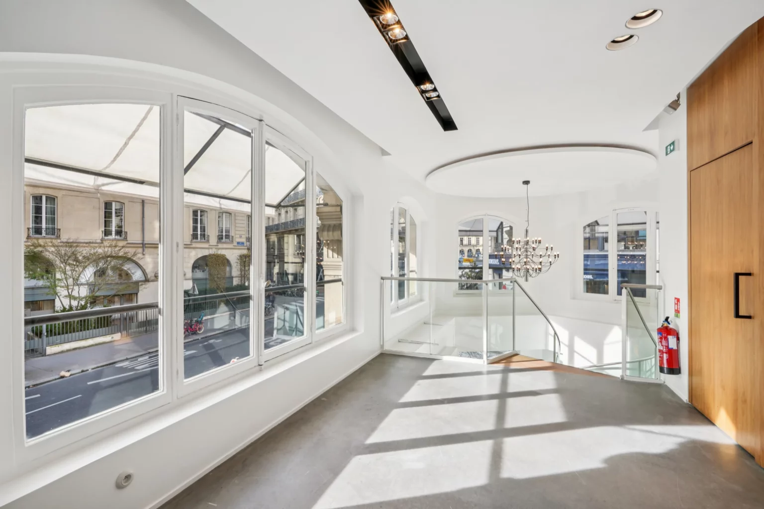 boutique-46-rue-etienne-marcel-paris-2-17-staircase-landing-and-windows