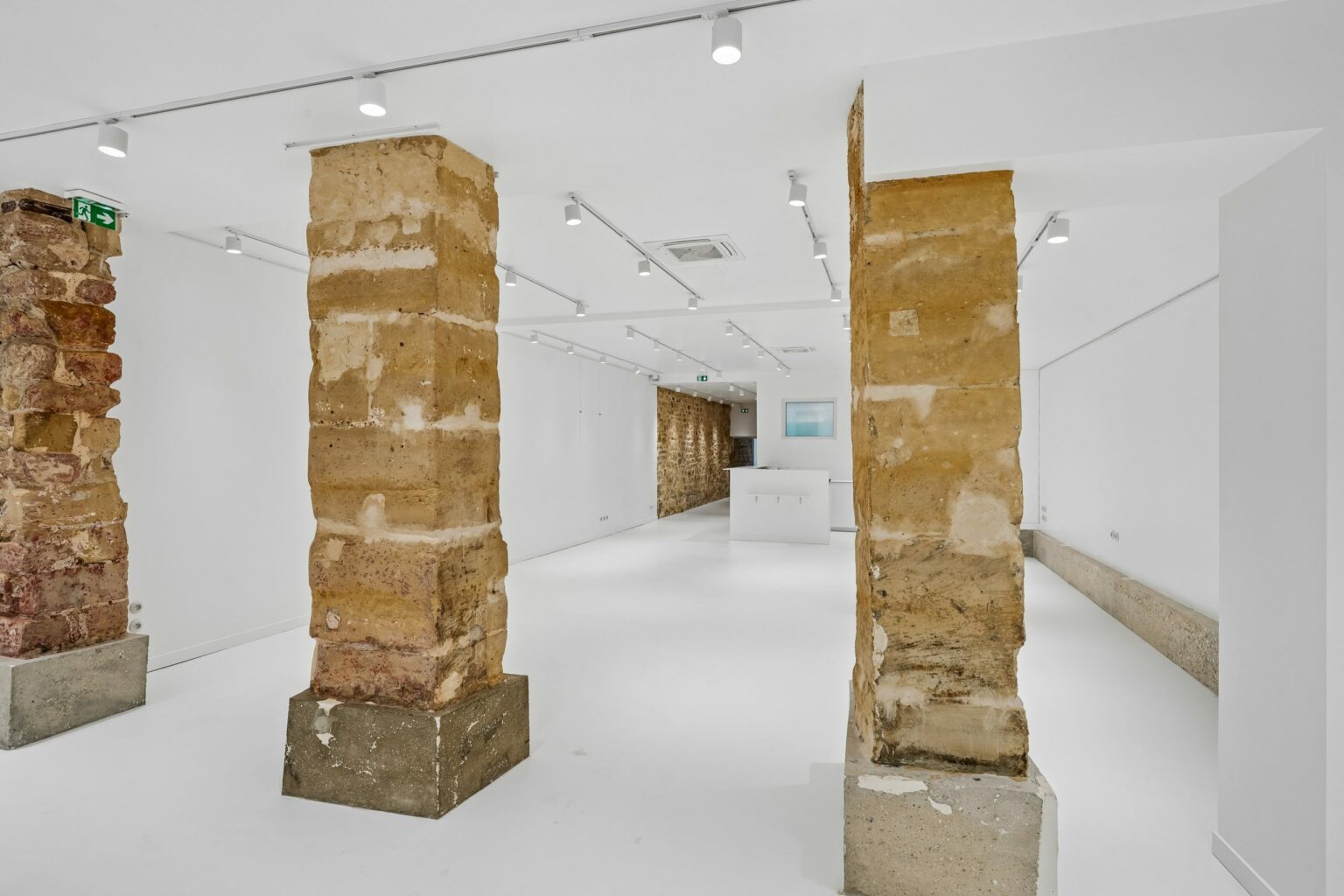 pop-up-store-rue-francs-bourgeois-marais-stone-columns