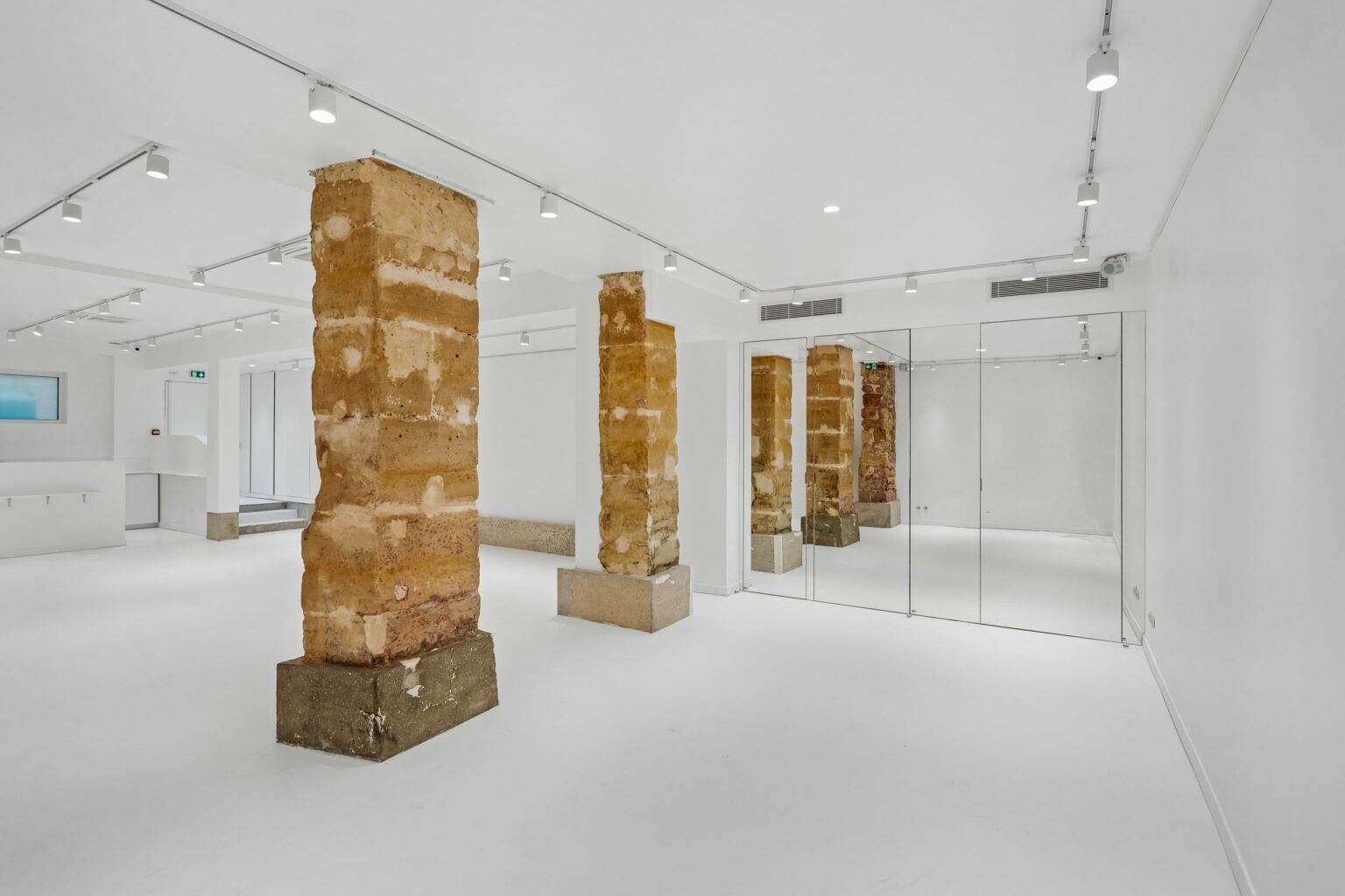showroom-rue-francs-bourgeois-exposed-stone-columns