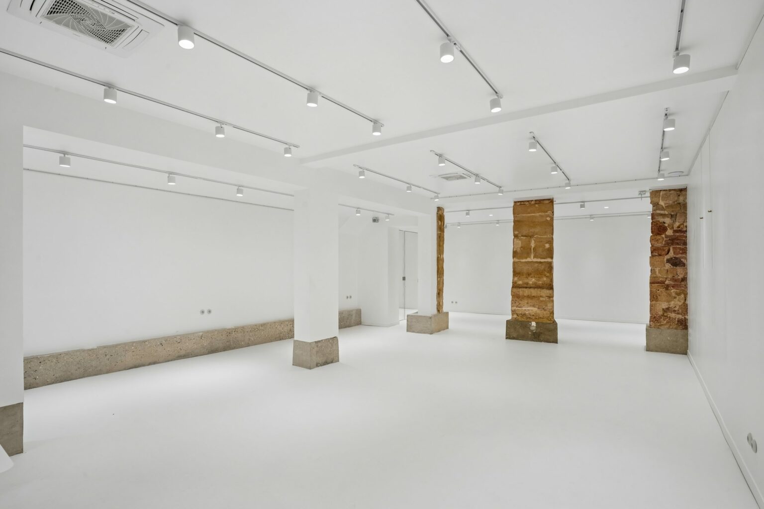 showroom-rue-francs-bourgeois-paris-white-gallery-space