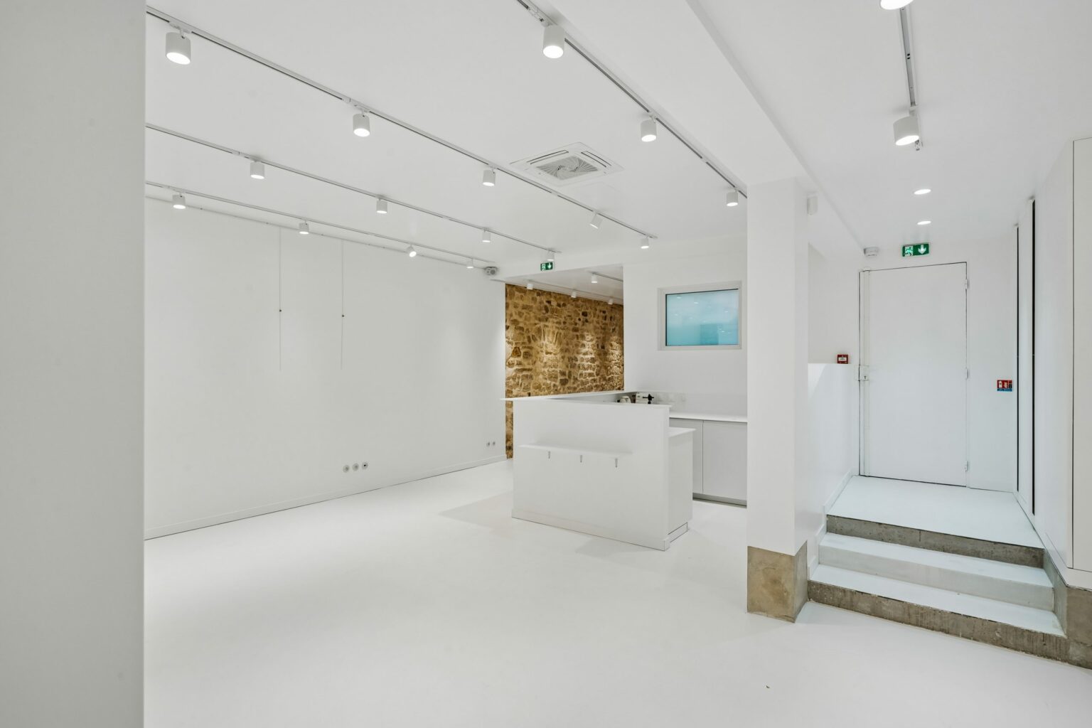 showroom-rue-francs-bourgeois-reception-counter