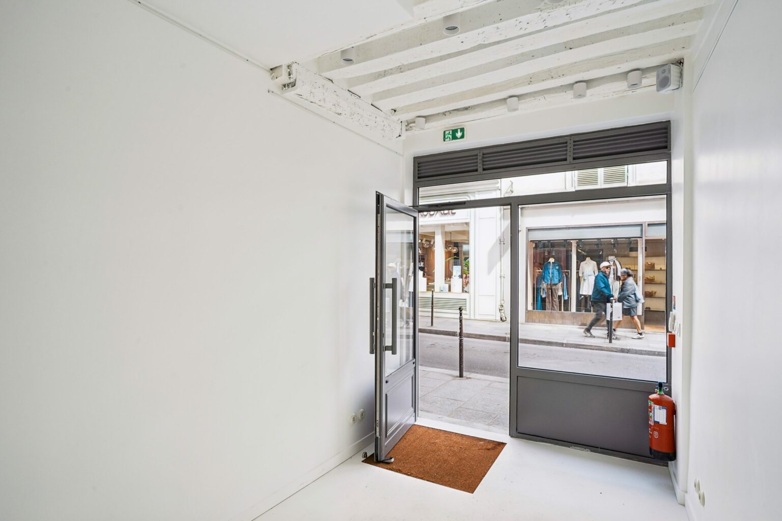 store-rental-rue-francs-bourgeois-paris-street-entrance