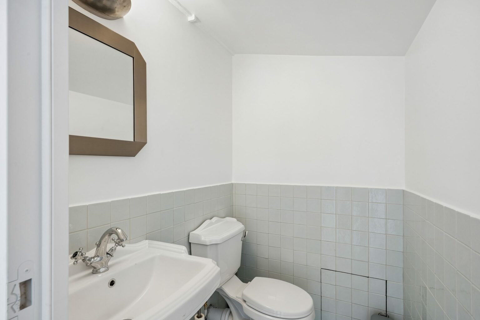 store-rental-rue-francs-bourgeois-restroom