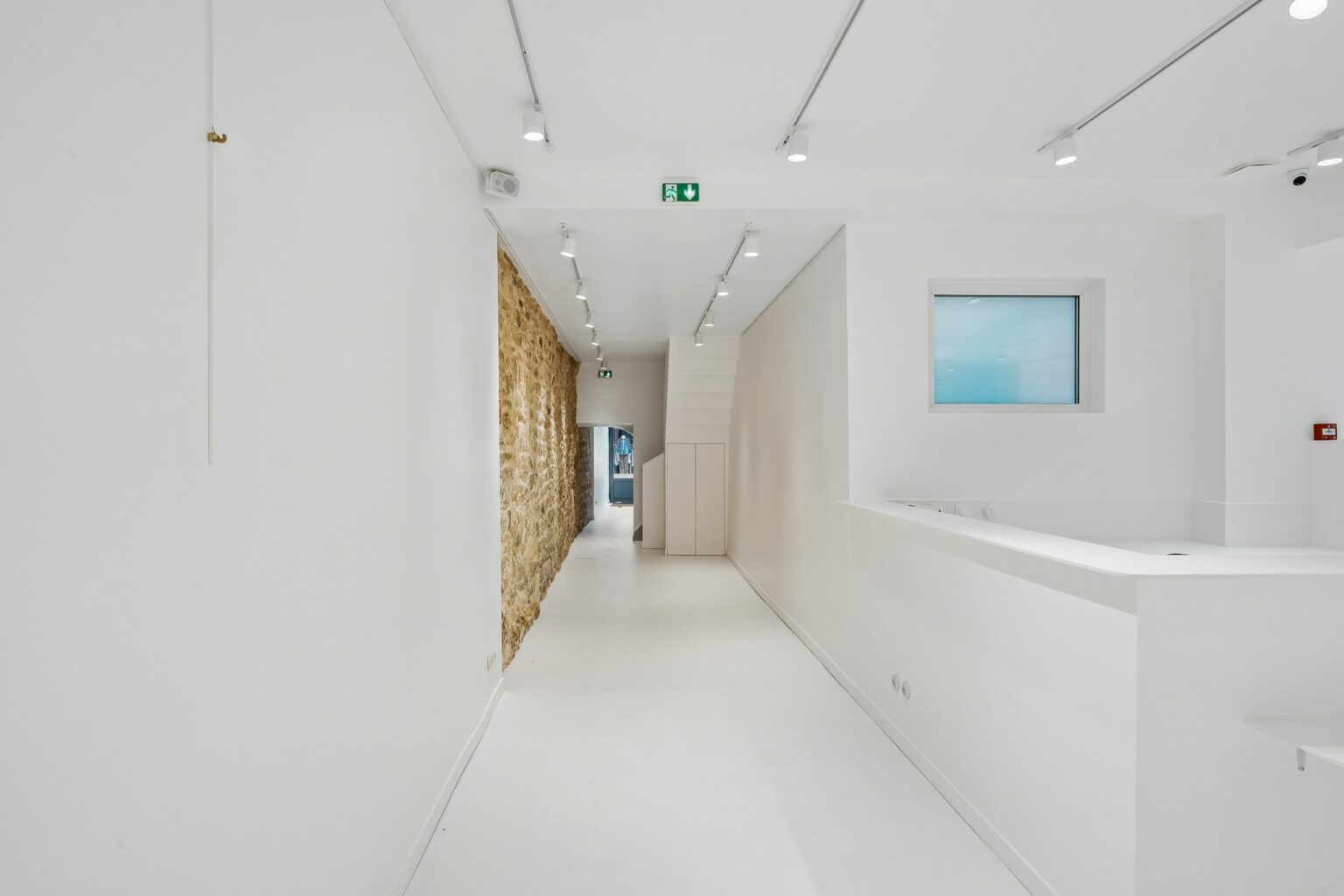 store-rental-rue-francs-bourgeois-service-corridor