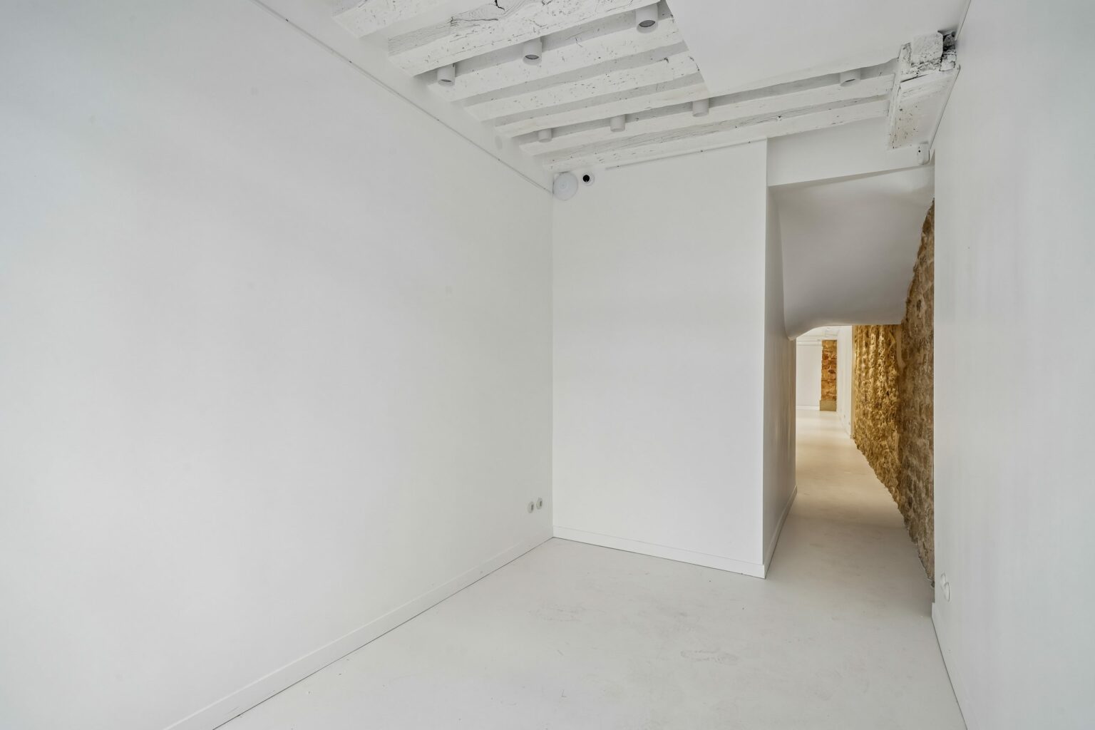 store-rental-rue-francs-bourgeois-white-entrance-space
