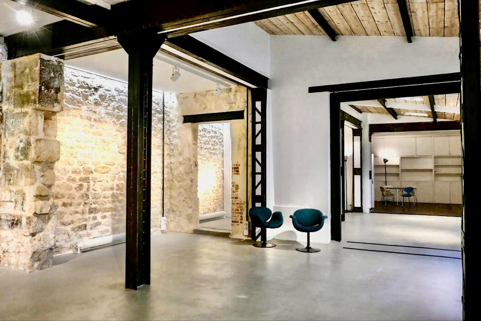 Open plan industrial showroom Paris Marais