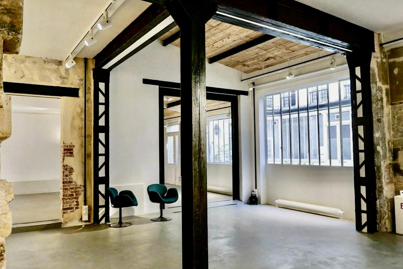 Courtyard facing showroom room Paris Rue Charlot