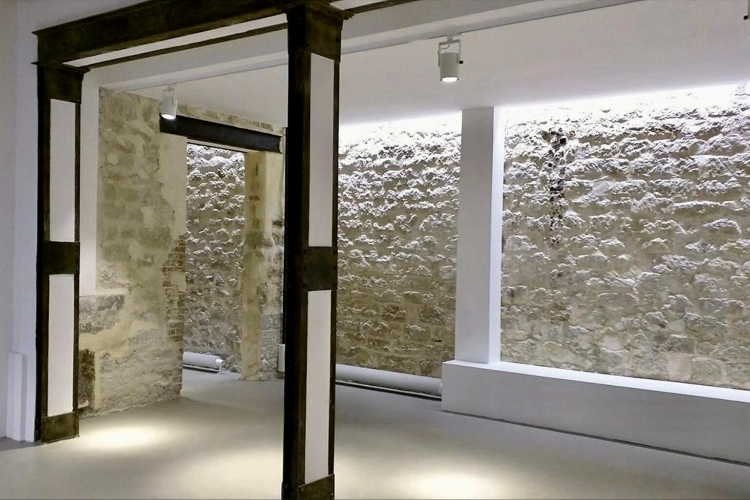 Immersive stone wall gallery Paris Marais showroom
