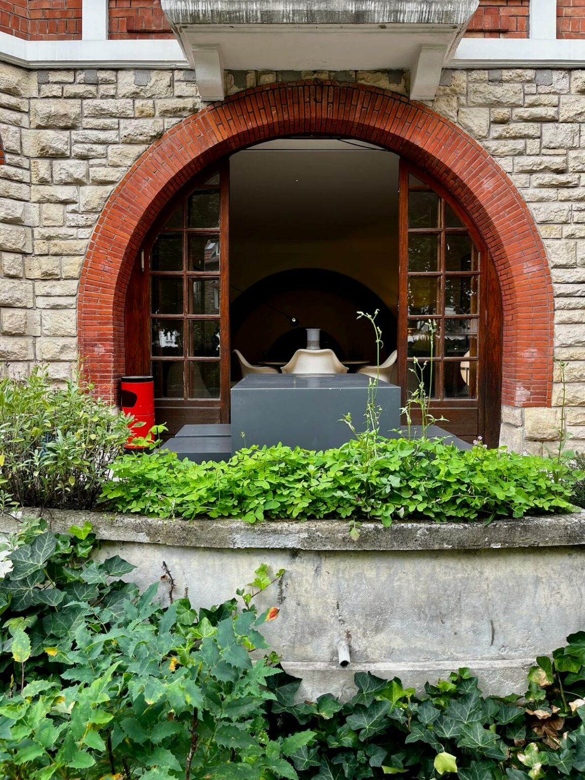villa-paul-strauss-paris-arched-entrance