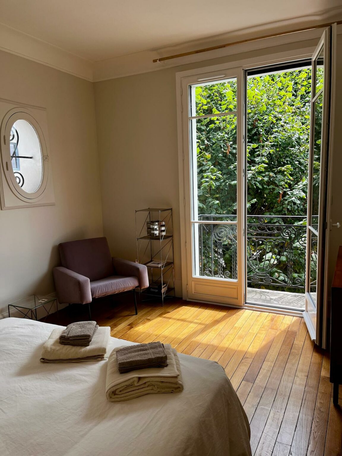 villa-paul-strauss-paris-bedroom-balcony-doors