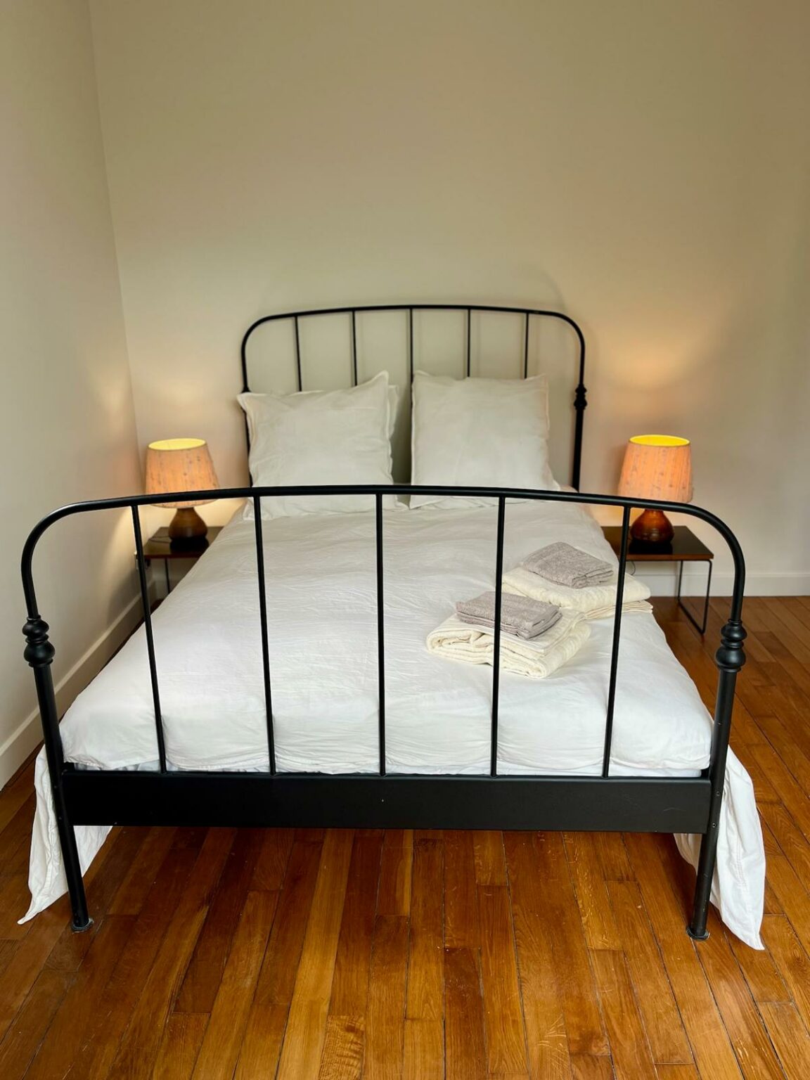 villa-paul-strauss-paris-bedroom-iron-bed