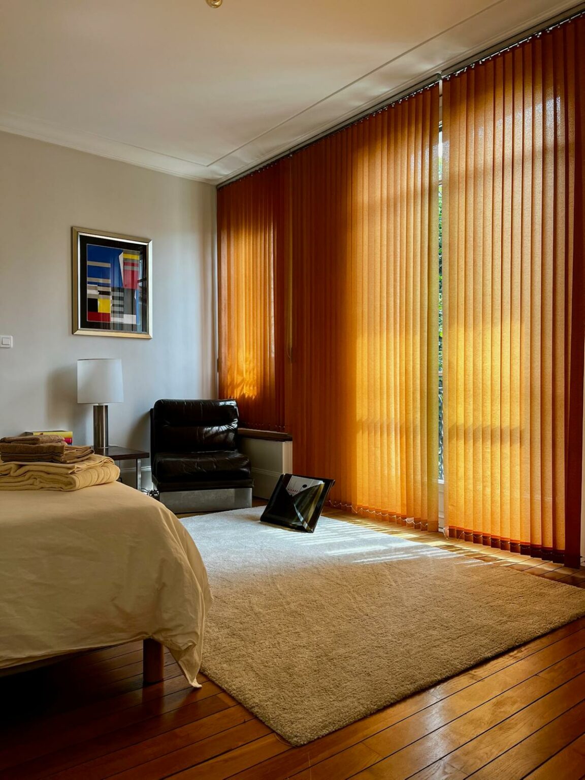 villa-paul-strauss-paris-bedroom-orange-blinds